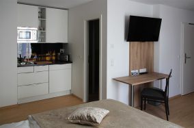 Apartment 04 mit Küche, TV und Schreibtisch