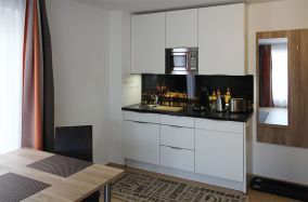 Apartment 03 mit Miniküche und Esstisch